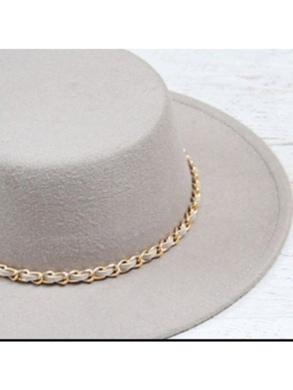 FLAT BRIM  FELT HAT W/ CHAIN ACCENT- NEW-GREY